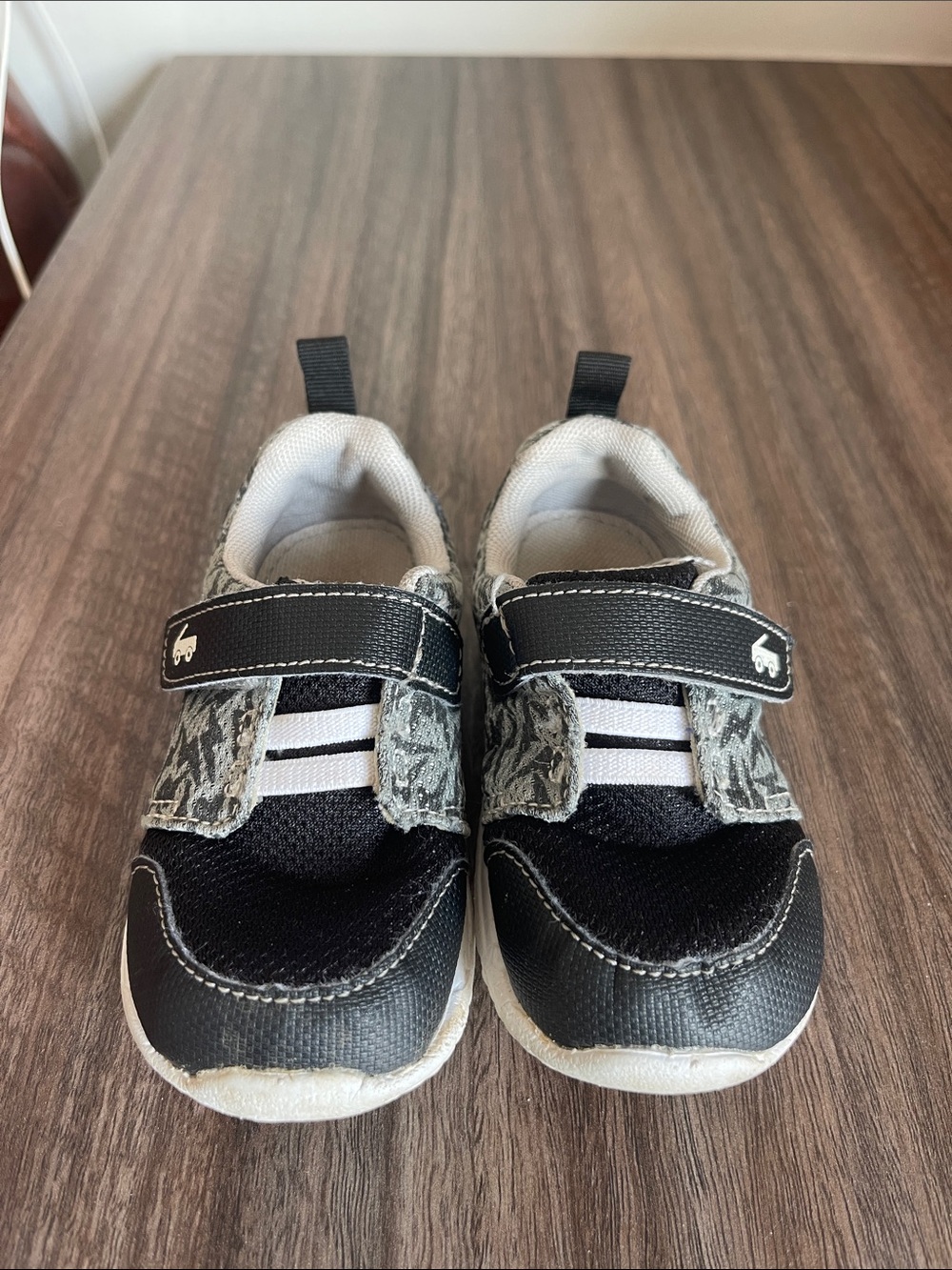 See Kai Run Black and Gray Athletic Washable Sneakers Size 7